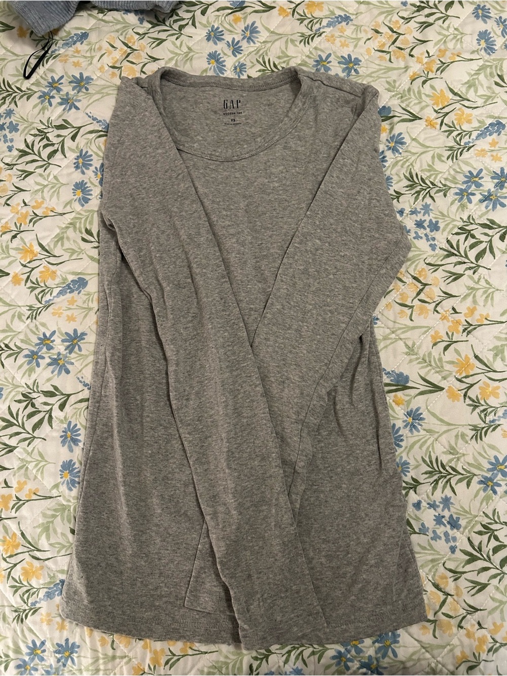 GAP Gray Long Sleeve Crew Neck Tee